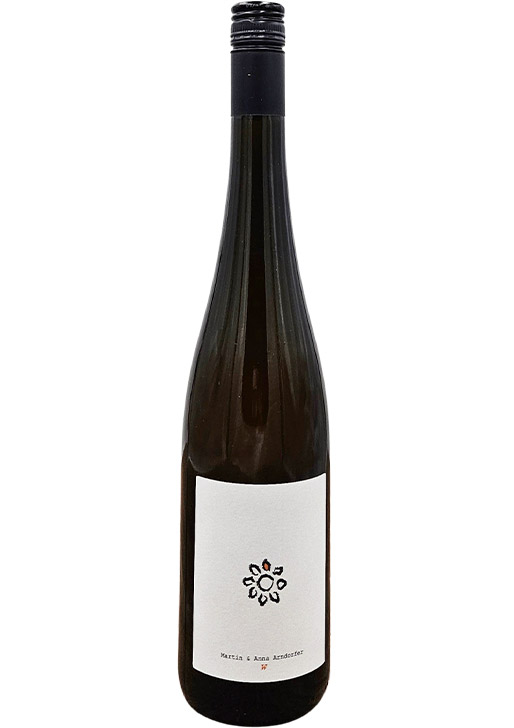 W / ダヴリュー 2024